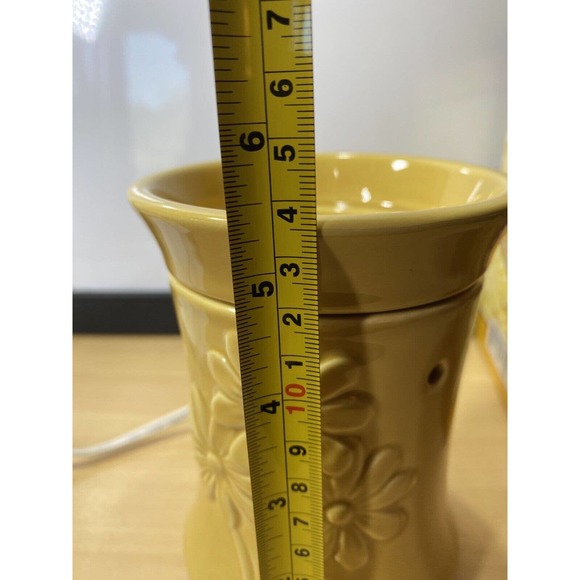 Vintage Great American Embossed Mustard Yellow Daisy Flower Electric Wax Warmer - Picture 12 of 12